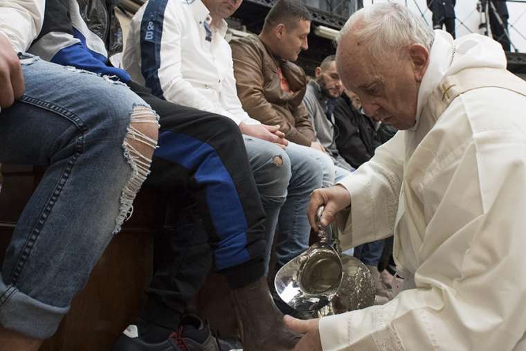 Pope Francis washing prisoners feet2